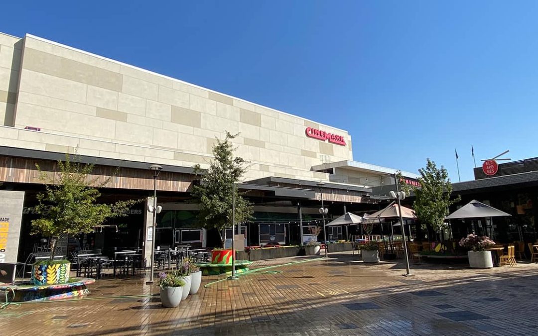 Complejo de cines y restoranes Mall Plaza Oeste